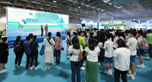 A série de actividades de educação e promoção do Dia Verde do Público ofereceram elementos verdes diversificados