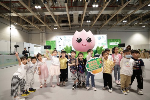 A mascote da DSPA interage com os visitantes num ambiente animado.